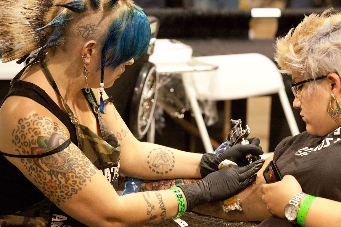 17P Un trio de modèles fétichistes chauds se fait tatouer