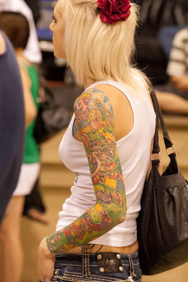 17P Un trio de modèles fétichistes chauds se fait tatouer