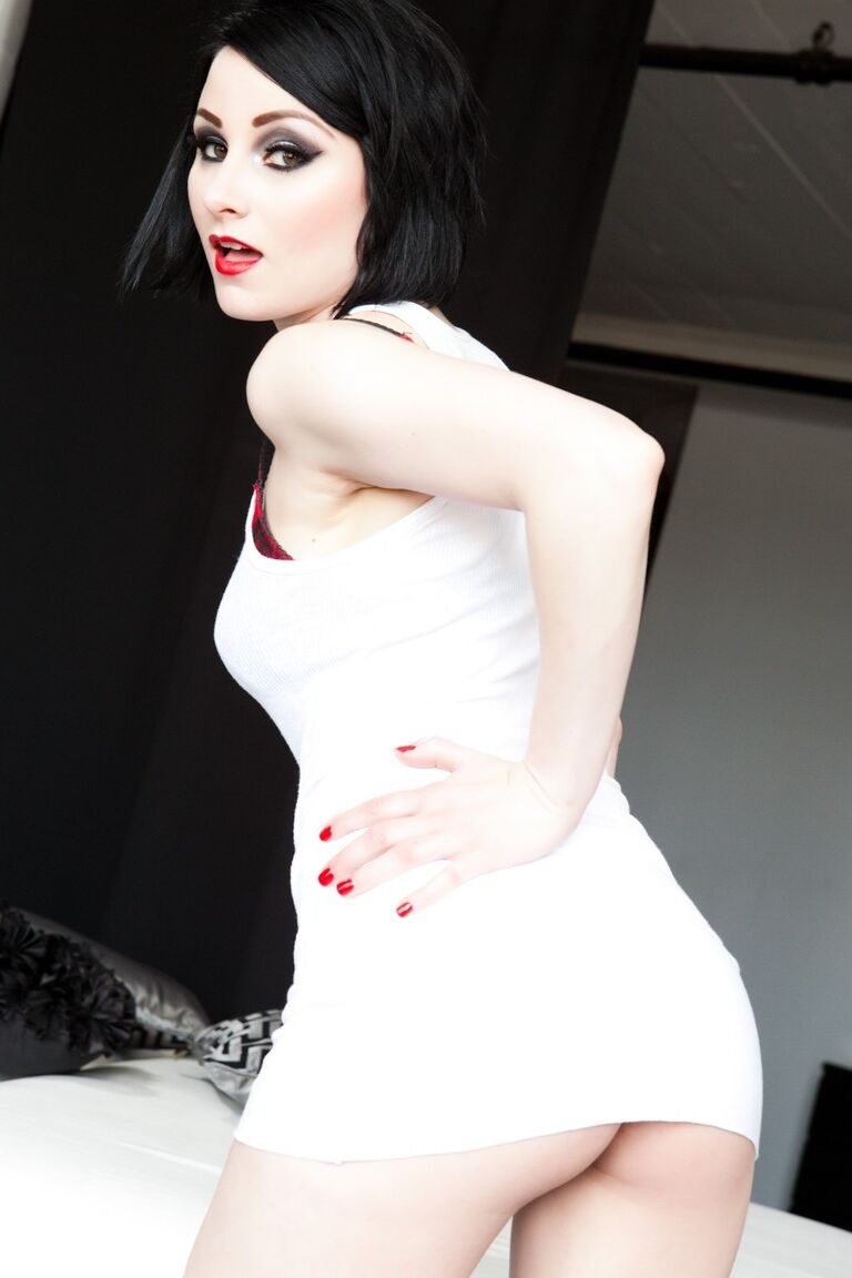 17P La emo pálida Veruca James realiza un striptease candente con un dedo en el culo de cerca