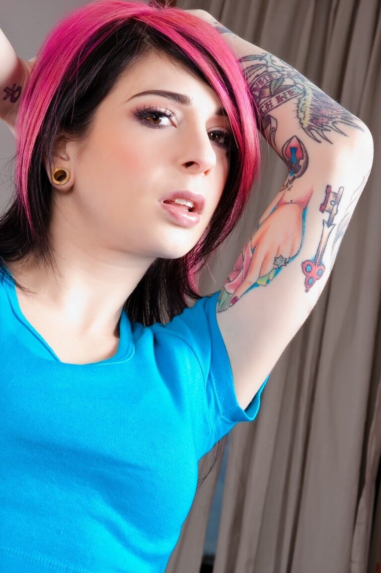 17P A vagabunda muito hardcore Joanna Angel tira o short para tocar seu castor raspado