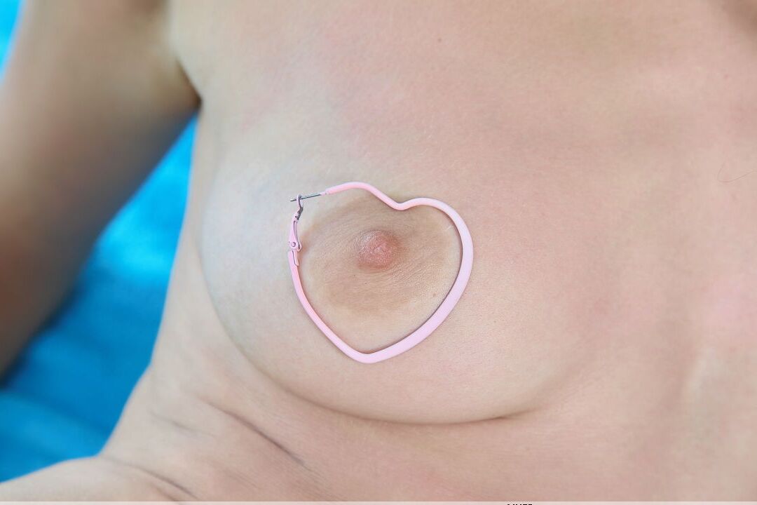 16P A garota branca sexy Xana D puxa para trás as pernas nuas para melhor mostrar seu regalo aparado