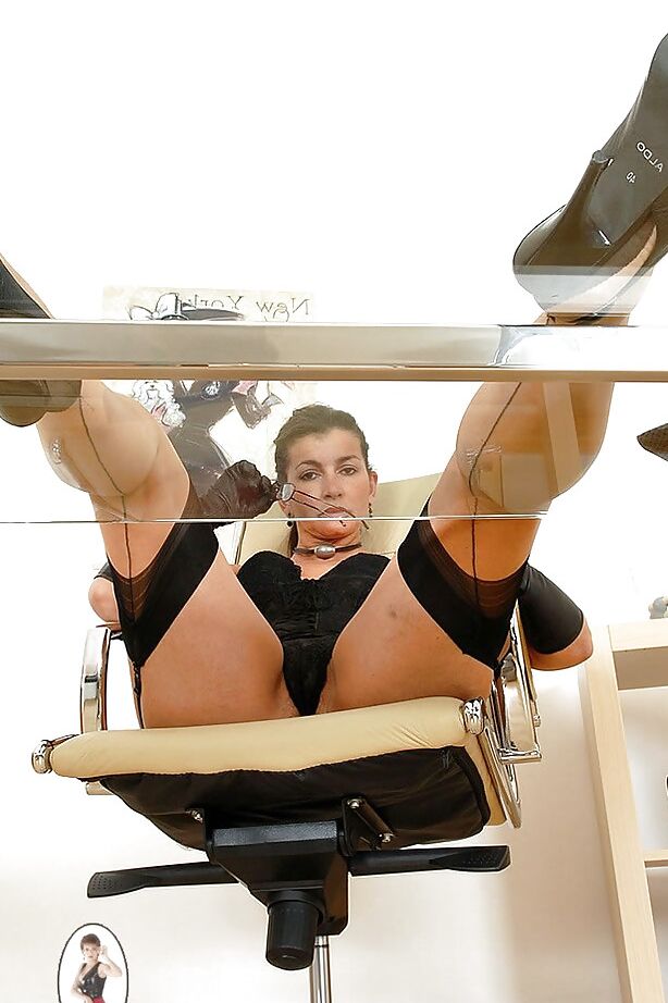 15P Séduisante dame fétichiste mature en lingerie et bas se caressant