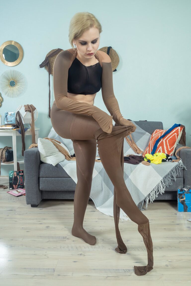 16P Menina loira se cobre da cabeça aos pés com camadas de meia-calça