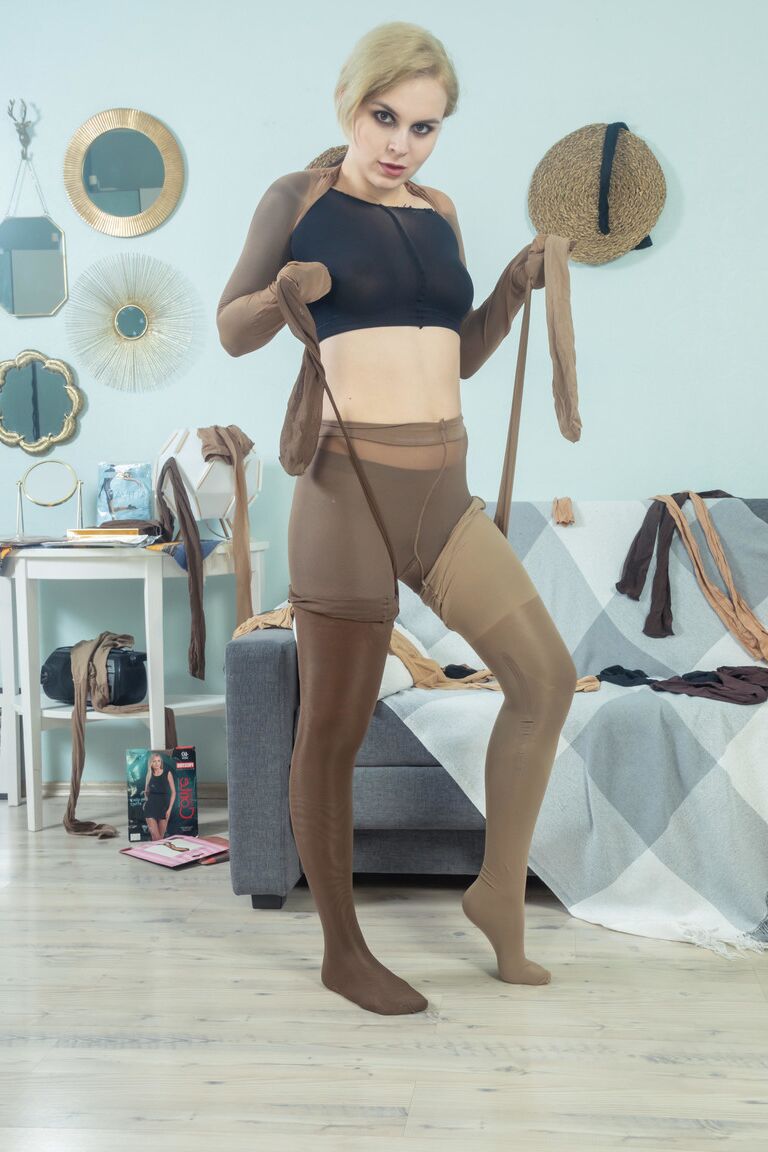 16P Menina loira se cobre da cabeça aos pés com camadas de meia-calça