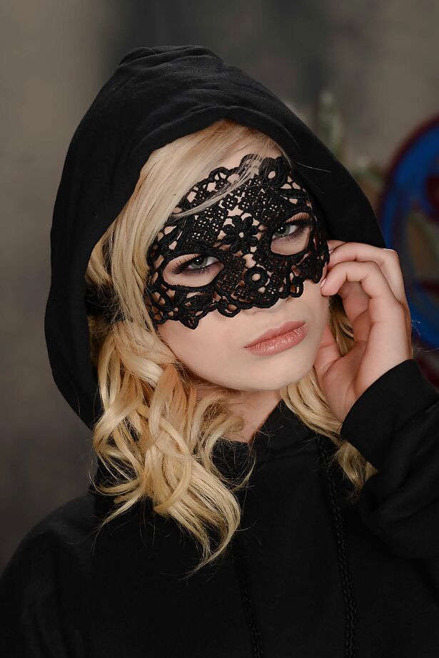 16P Adolescente loira mascarada Aubrey Gold posando com corpo perfeitamente tonificado em lingerie