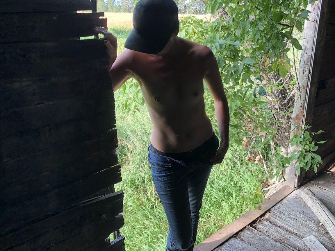 21P Adolescente cachonda con tetas pequeñas se desnuda y muestra su vagina en una casa antigua