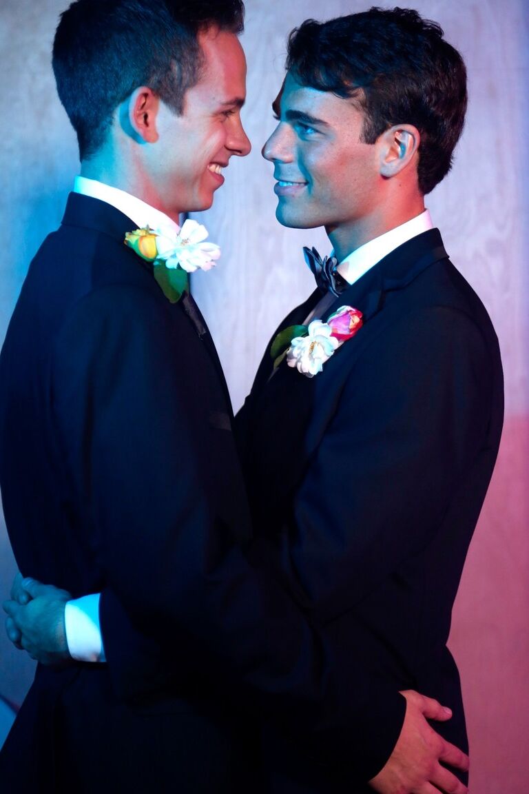 21P Gays excêntricos Garrett Cooper e Max Penn chupam o pau um do outro e fodem