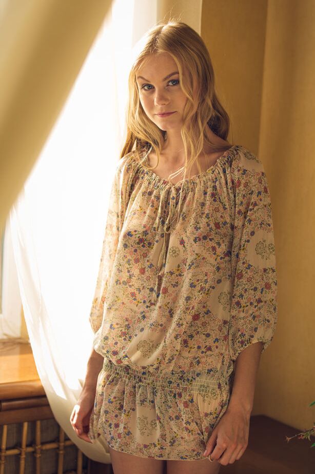 18P A linda adolescente loira Nancy A tira o vestido floral para modelar nua