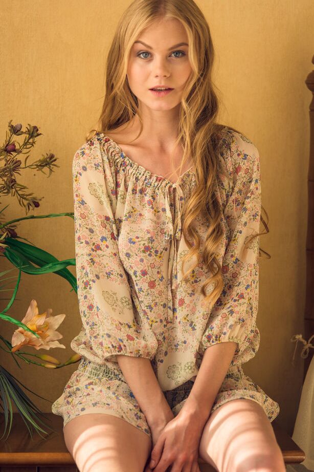 18P A linda adolescente loira Nancy A tira o vestido floral para modelar nua