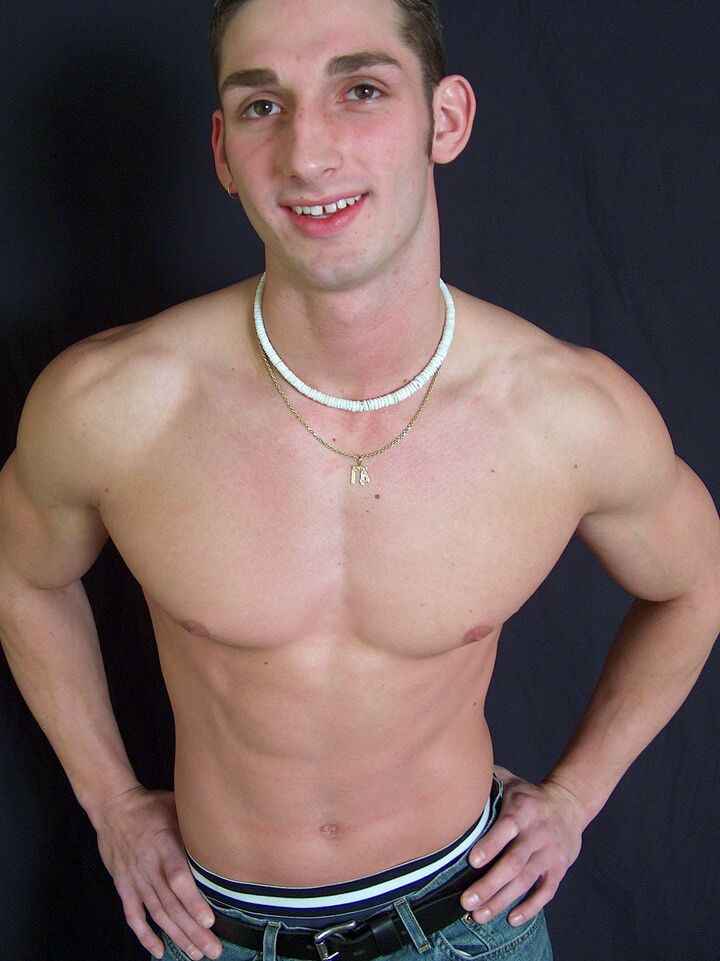 21P El guapo jovencito moreno Lee revela su cuerpo musculoso