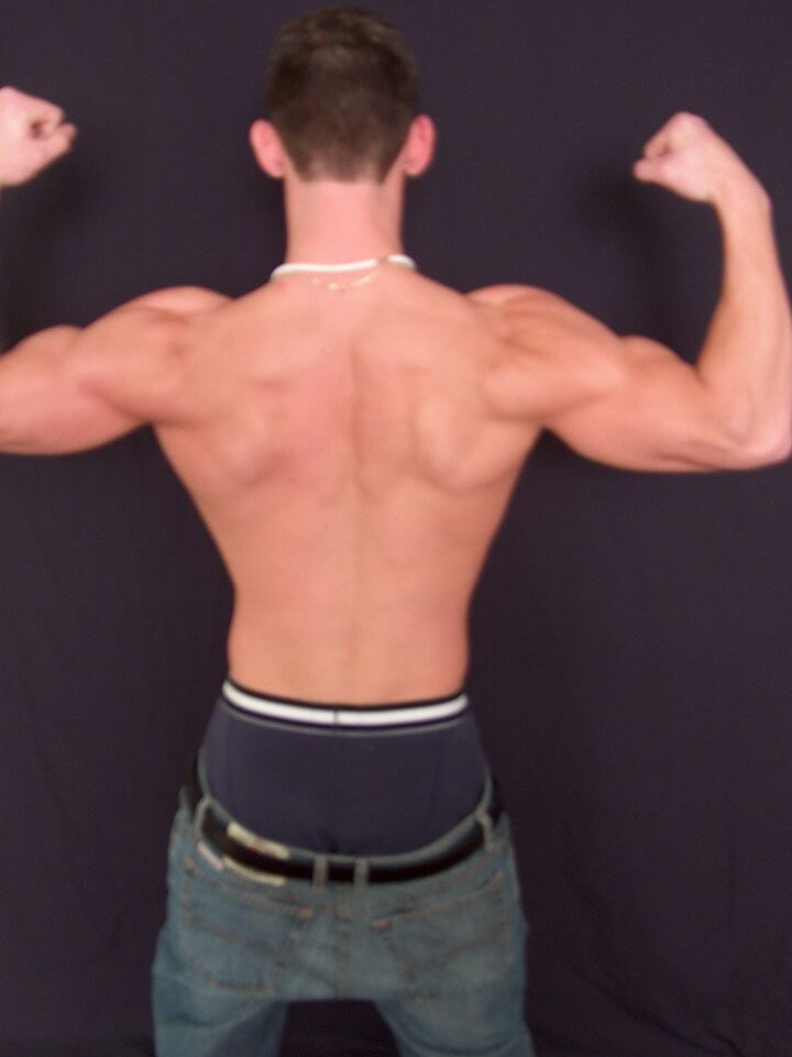 21P El guapo jovencito moreno Lee revela su cuerpo musculoso