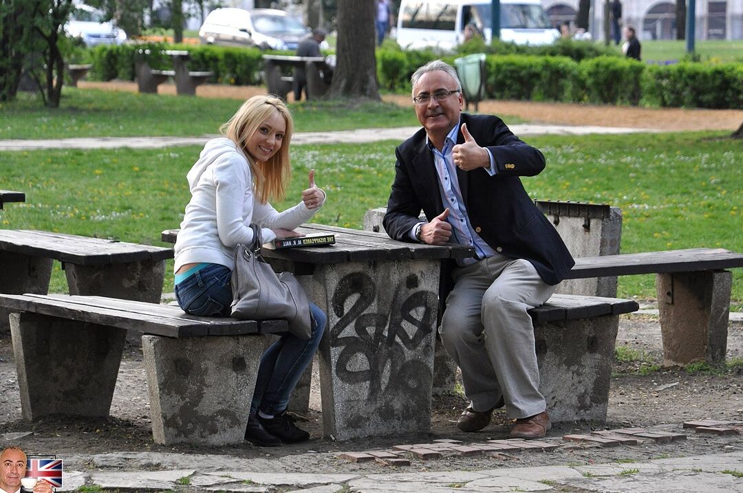 13P Joven rubia lleva un lazo en el pelo mientras tiene sexo con un anciano