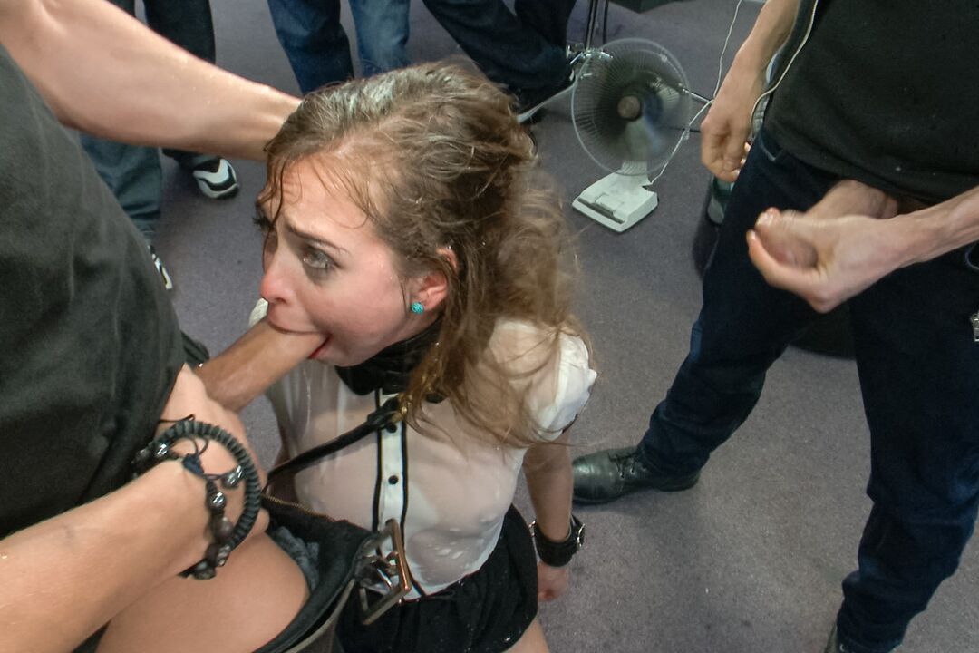 21P Das unterwürfige Babe Riley Reid übersteht einen harten BDSM-Blowbang, während ihre Freunde zuschauen