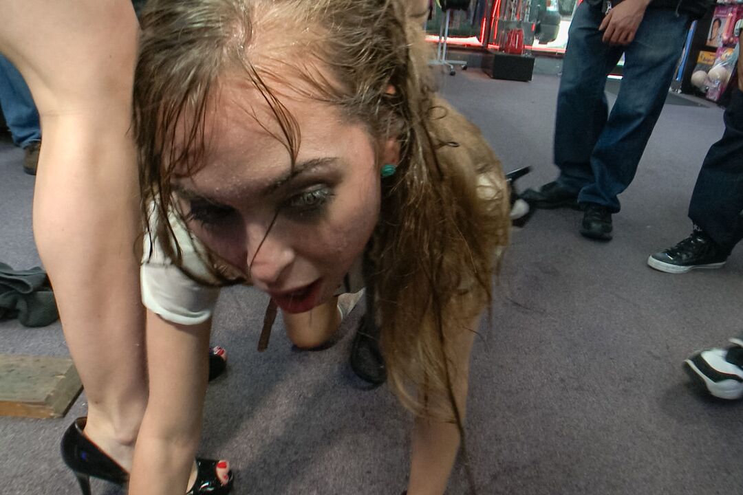 21P Das unterwürfige Babe Riley Reid übersteht einen harten BDSM-Blowbang, während ihre Freunde zuschauen