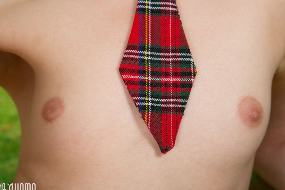 20P A jovem Caramel exibe seu corpo magro com meias OTK vermelhas e gravata