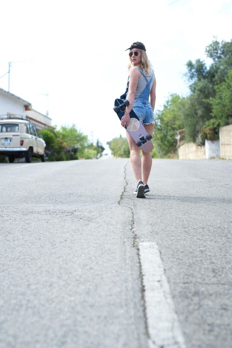 12P La patineuse blonde Pippa Doll se déshabille avant de descendre dans une rue pavée.
