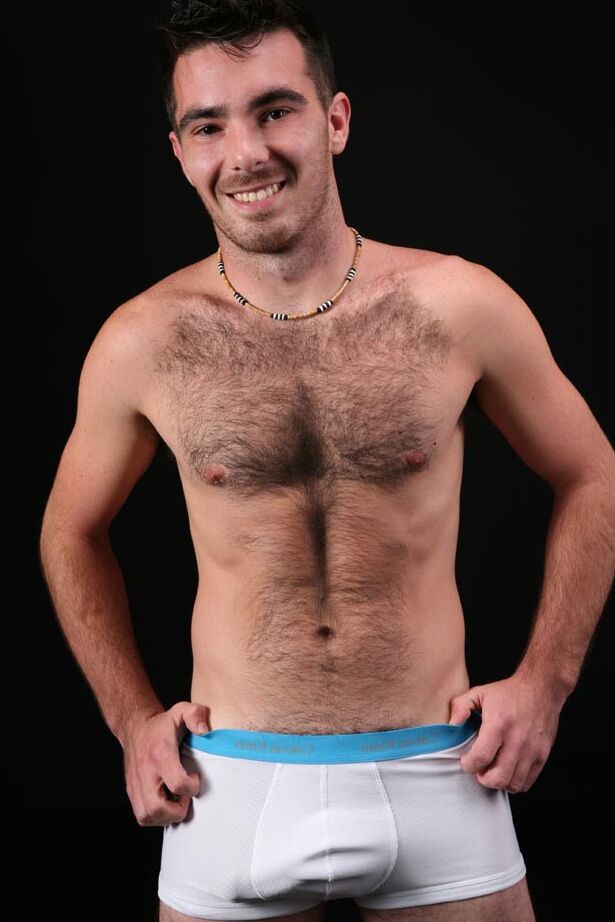 21P El oso gay peludo Colton muestra su pecho peludo y su polla antes de masturbarse