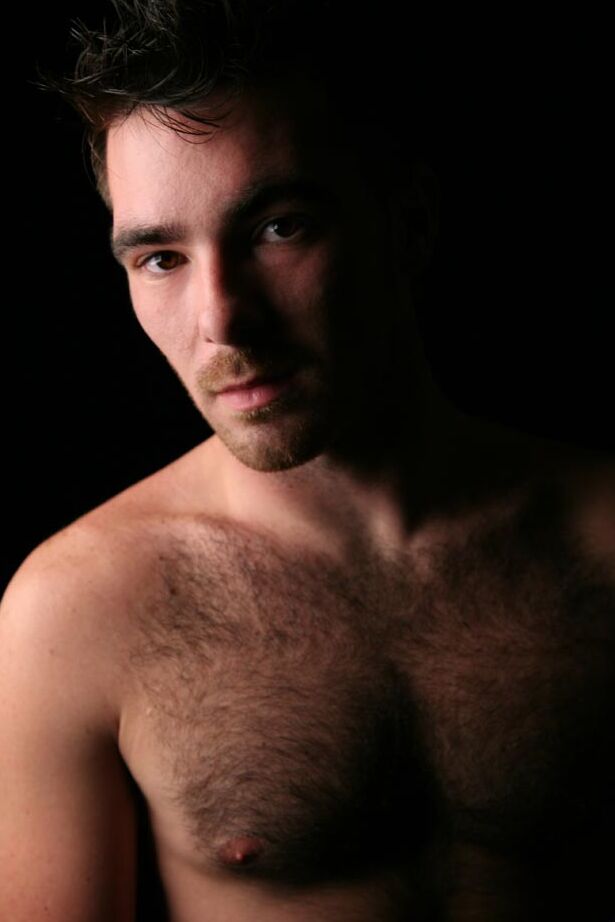 21P El oso gay peludo Colton muestra su pecho peludo y su polla antes de masturbarse