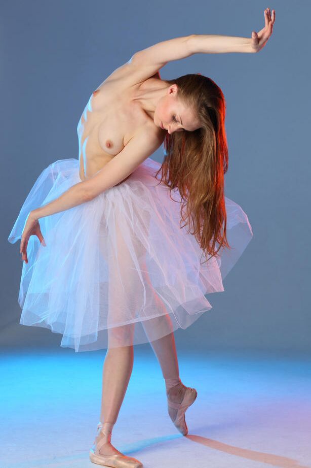 16P 18 year old blonde dancer Annett A tries modeling in the nude to much success