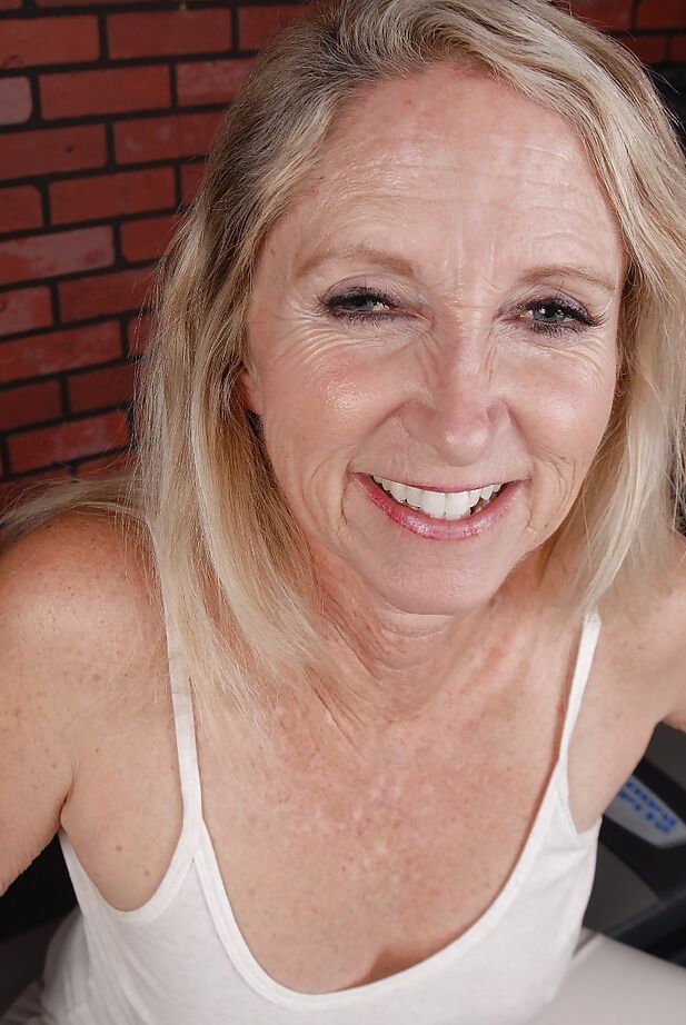 16P La abuela sexy Annabelle está demostrando sus bonitas tetas caídas