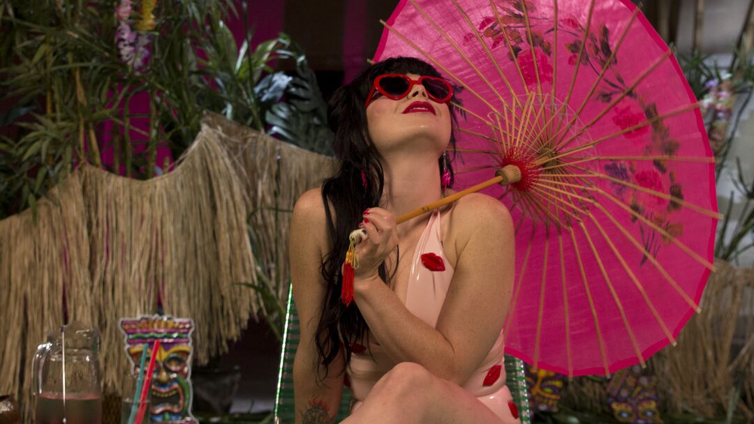21P La douce dame Siouxsie Q abuse de son esclave sexuelle avec de la cire chaude avant de se faire baiser