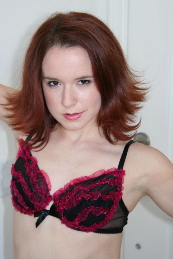 12P Perky GND gata Anna mostra seu corpo pequeno e perfeito em um babado combinando