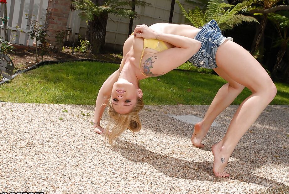 16P Sienna Milano, jolie fille aux yeux bleus, se masturbe au bord de la piscine.