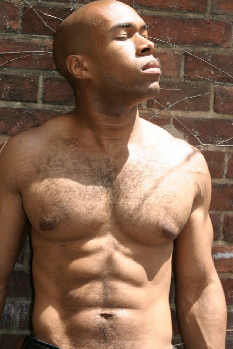 21P Amantes negros excitados Youngblood e Sisco desfrutam de sexo gay depois de se despir