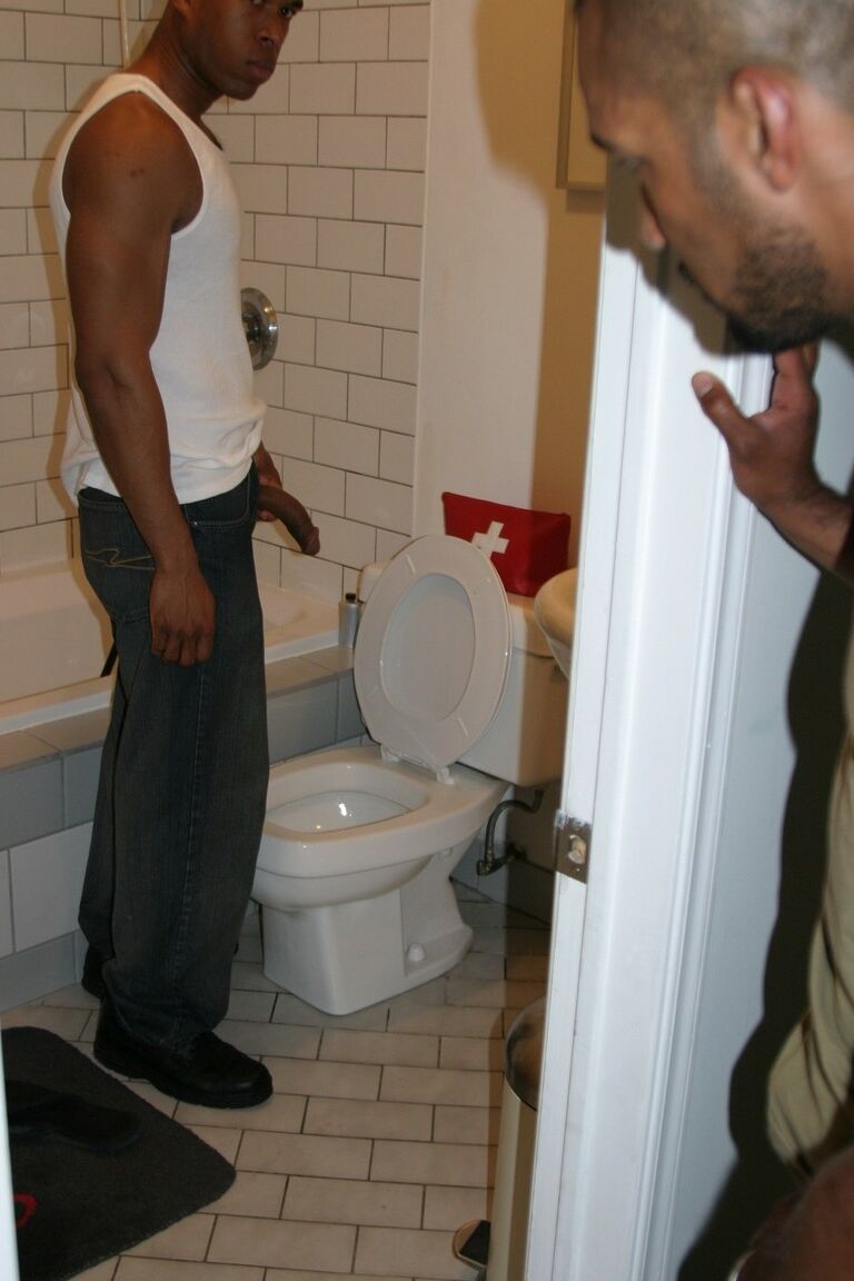 21P Amantes negros excitados Youngblood e Sisco desfrutam de sexo gay depois de se despir