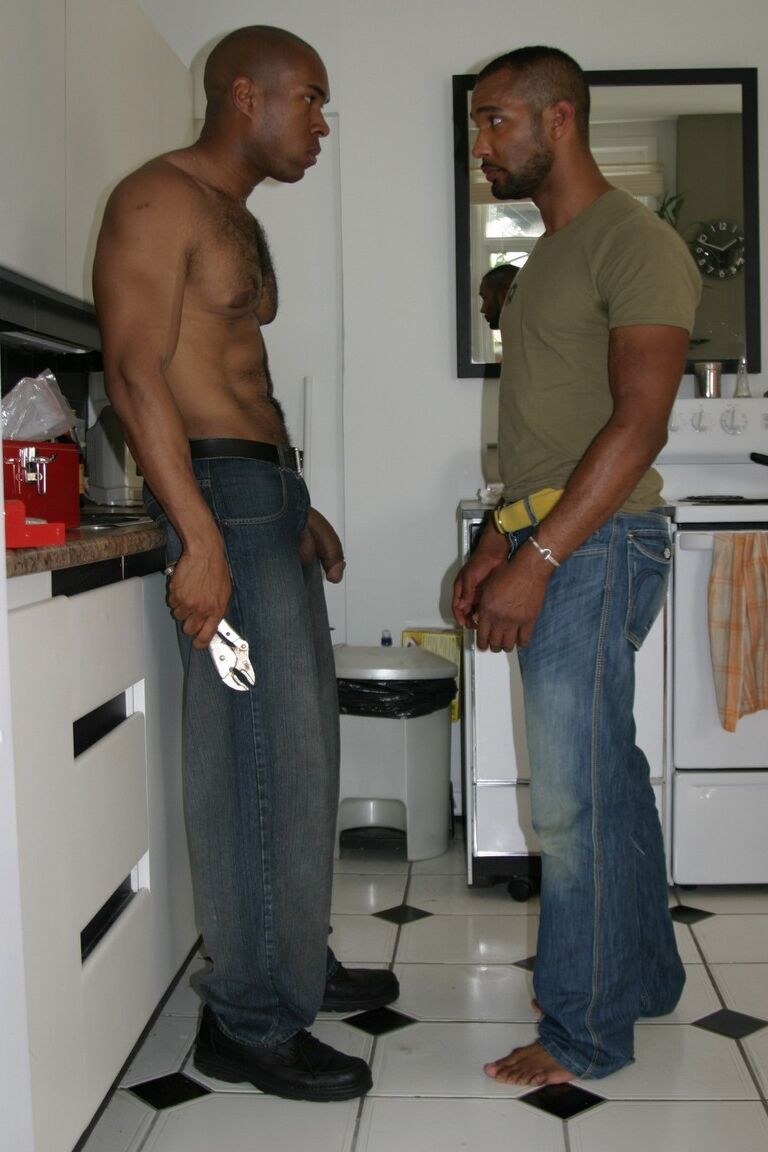 21P Amantes negros excitados Youngblood e Sisco desfrutam de sexo gay depois de se despir