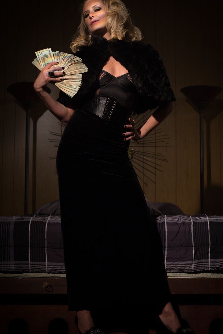 20P Divine Bitches Javier LoveTongue, Maitresse Madeline Marlowe