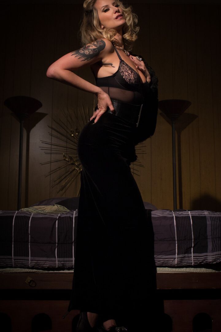 20P Divine Bitches Javier LoveTongue, Maitresse Madeline Marlowe