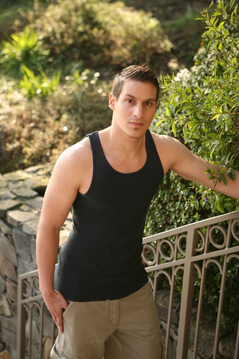 Der 21P-Amateur Sonny Nash stellt bei einem Solo-Shooting seinen vollständig erigierten Joystick zur Schau