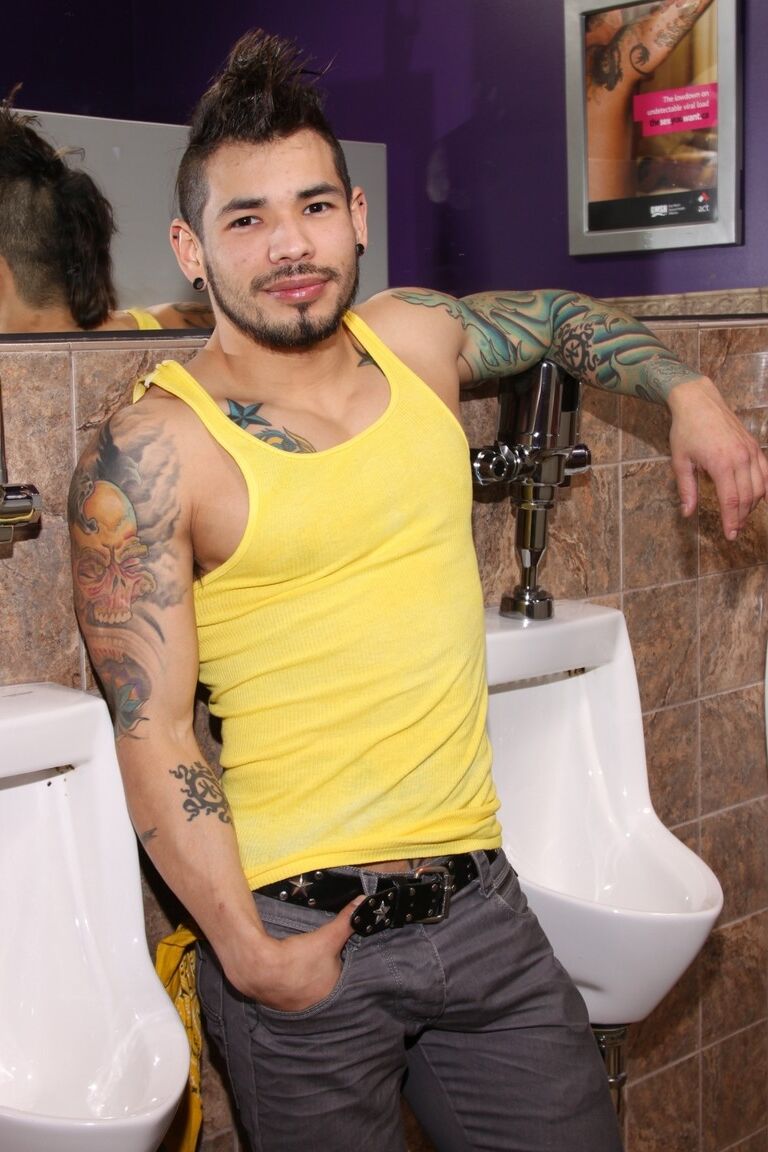 21P Homosexuales negros y mexicana tatuada posan desnudos en el baño