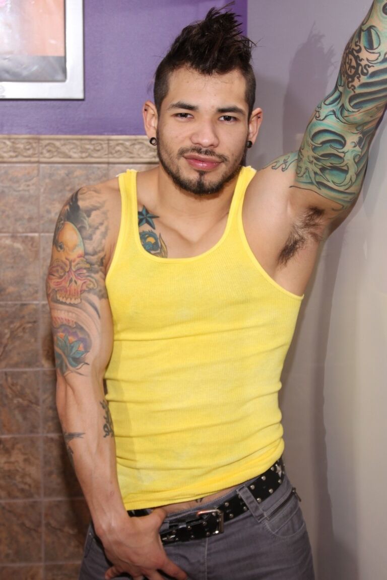 21P Homosexuales negros y mexicana tatuada posan desnudos en el baño