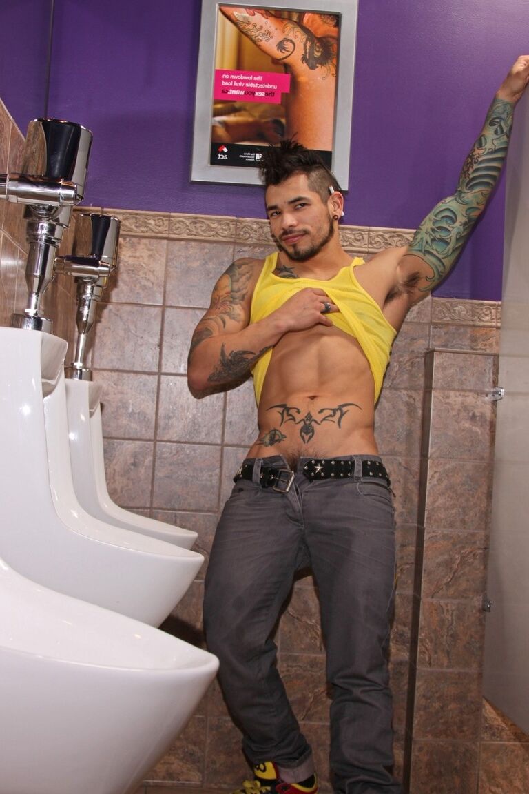 21P Homosexuales negros y mexicana tatuada posan desnudos en el baño