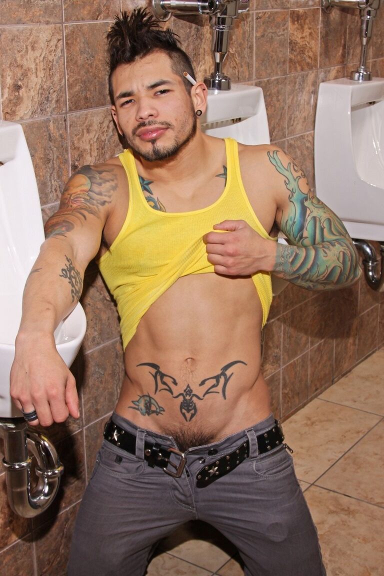 21P Homosexuales negros y mexicana tatuada posan desnudos en el baño