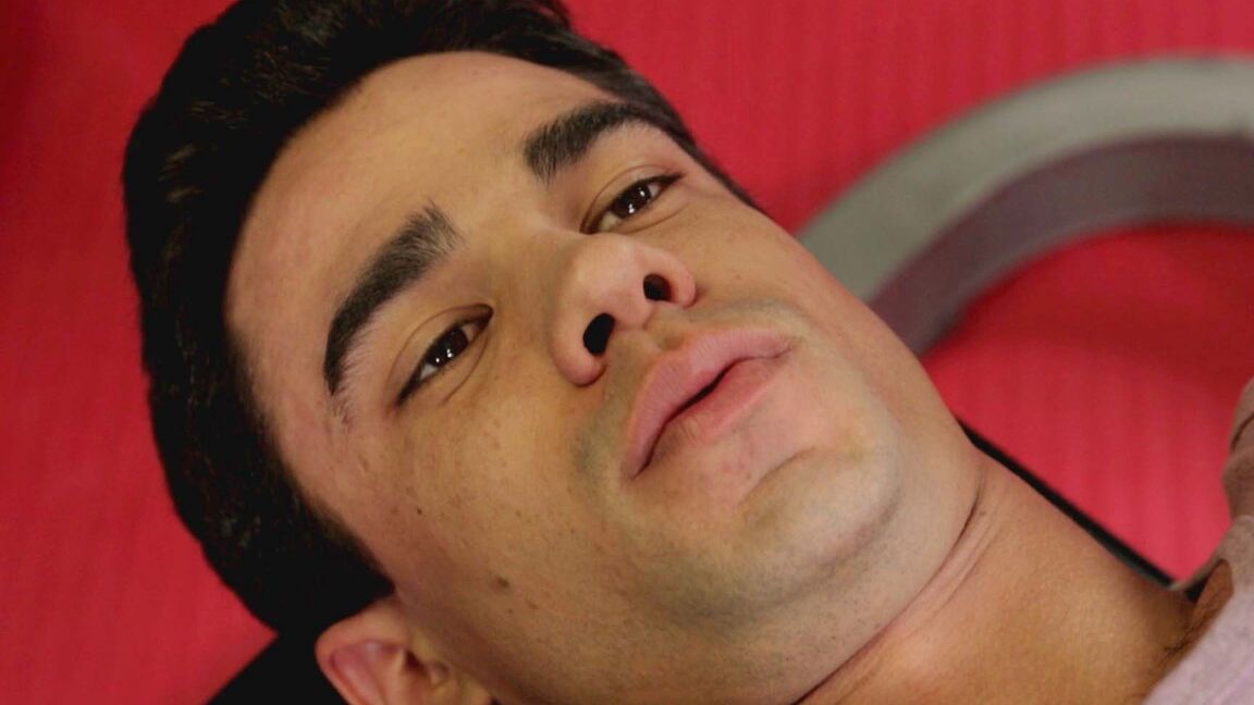 21P Le beau mec gay Chad montre ses bras musclés