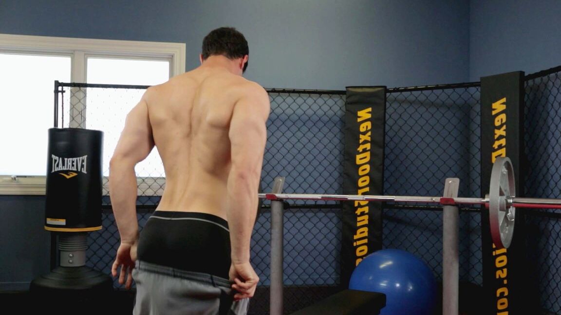 21P Le beau mec gay Chad montre ses bras musclés