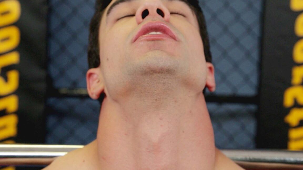 21P Le beau mec gay Chad montre ses bras musclés