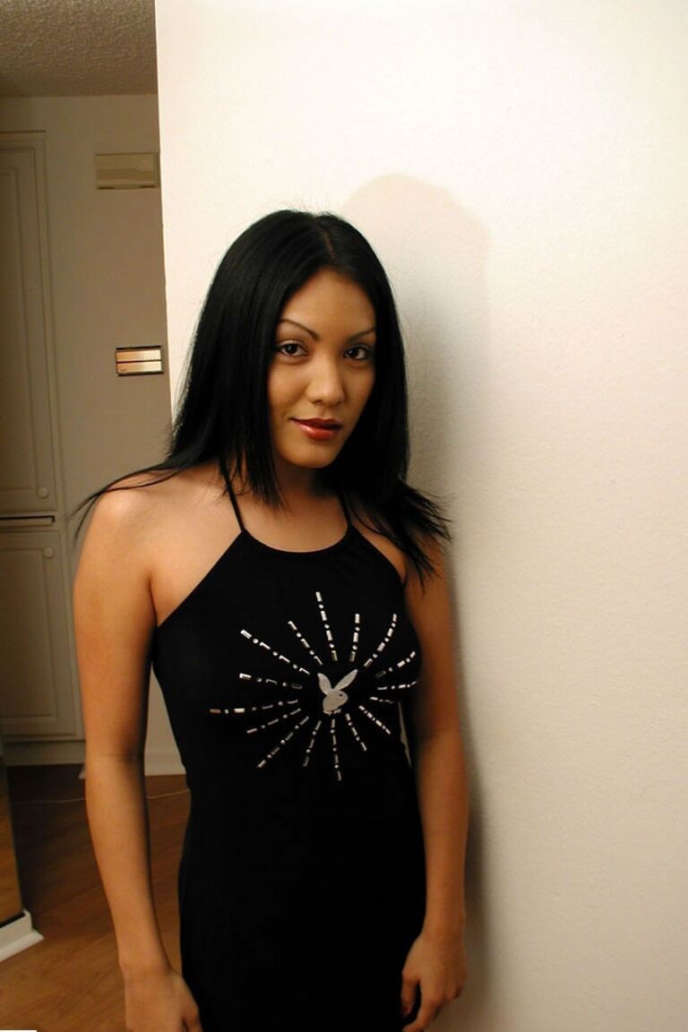 Emily Jewel, une asiatique 18P, suce une belle tête avant de se faire facialiser.