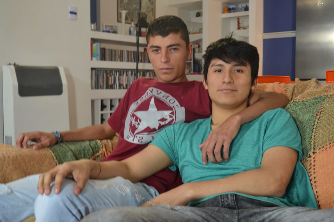 21P Jules gay excitado beija seu amigo e chupa seu dong antes do sexo