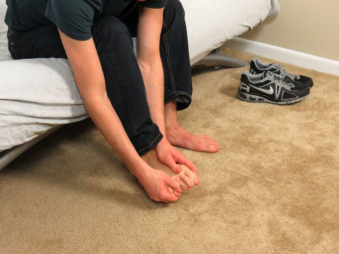21P Scott Somers, gay maigre, exhibe ses pieds et se masturbe sur un canapé