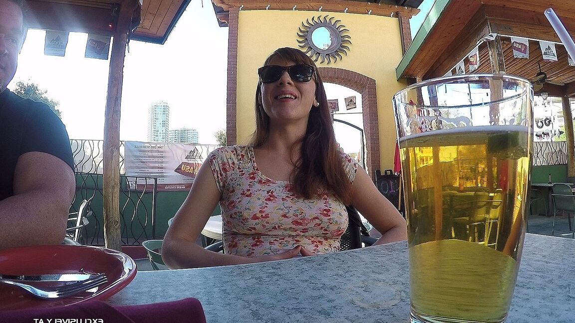 17P Puta blanca come y traga esperma durante un gangbang duro