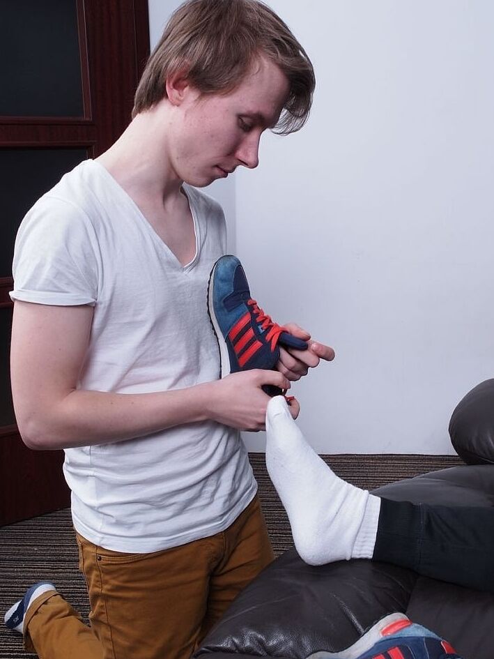 21P Horny gays with a foot fetish Chav and Kyle masturbating and toe sucking