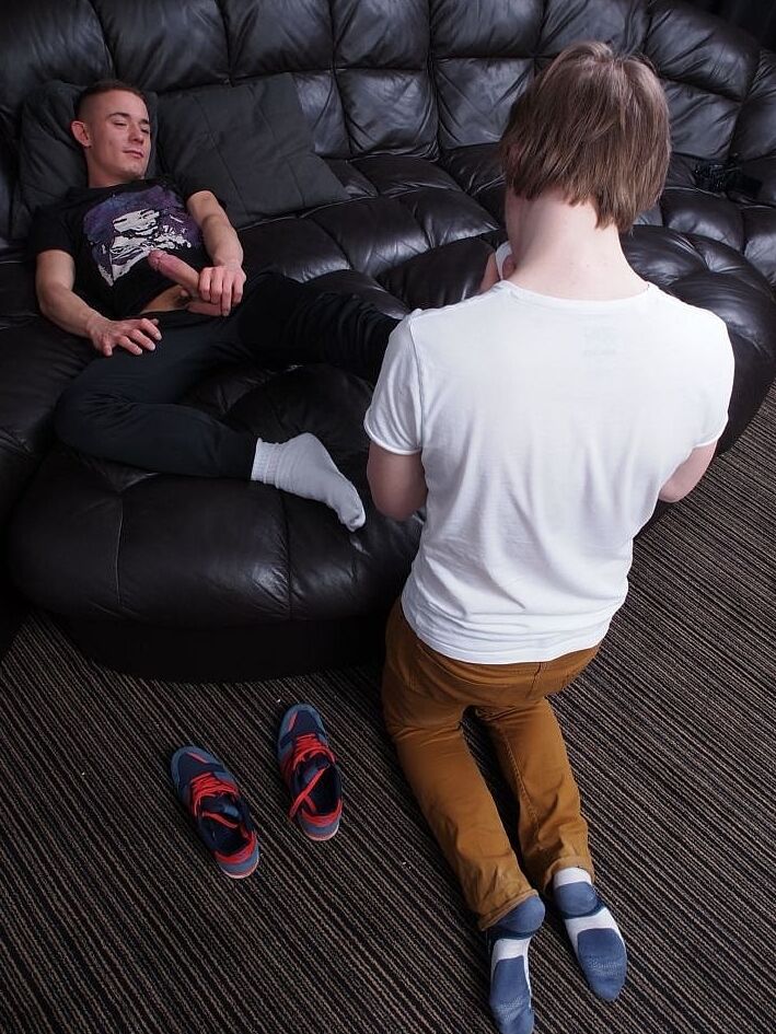 21P Horny gays with a foot fetish Chav and Kyle masturbating and toe sucking