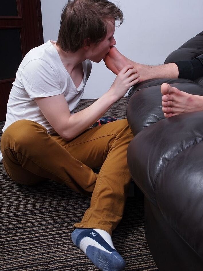 21P Horny gays with a foot fetish Chav and Kyle masturbating and toe sucking