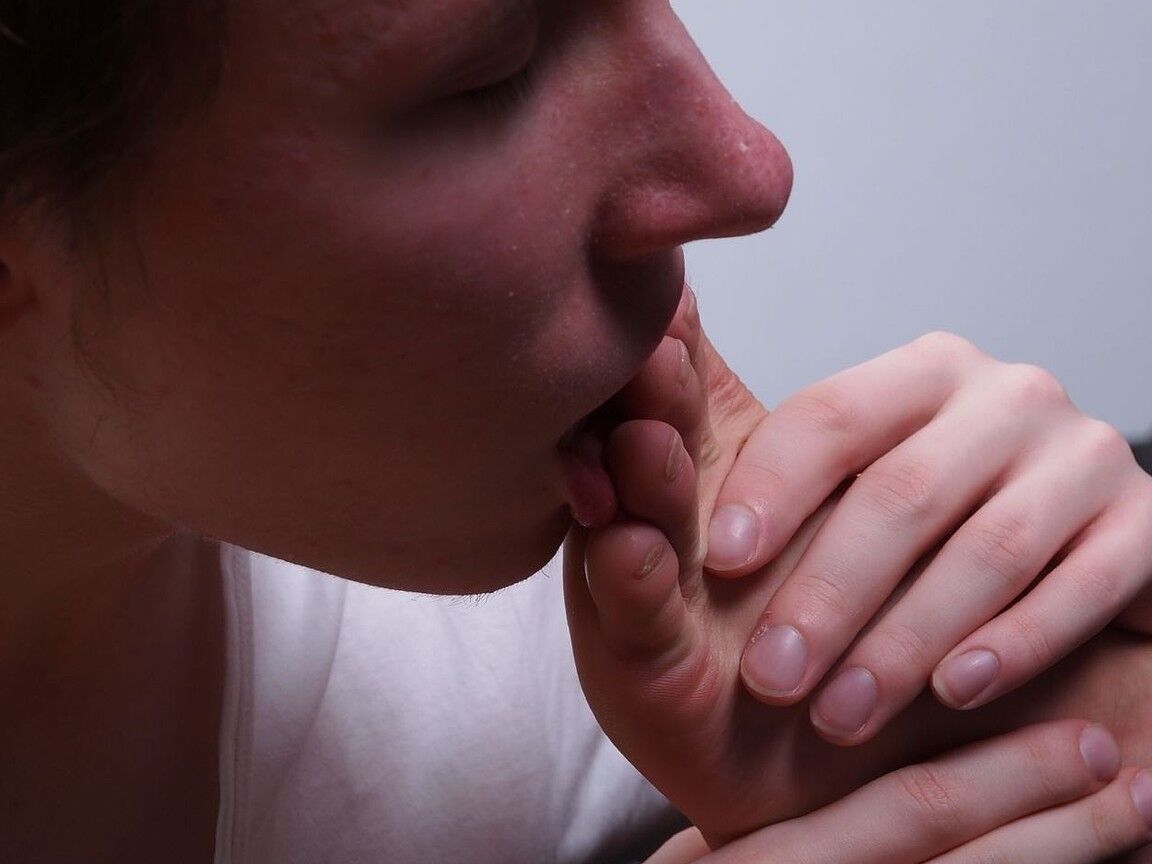 21P Horny gays with a foot fetish Chav and Kyle masturbating and toe sucking