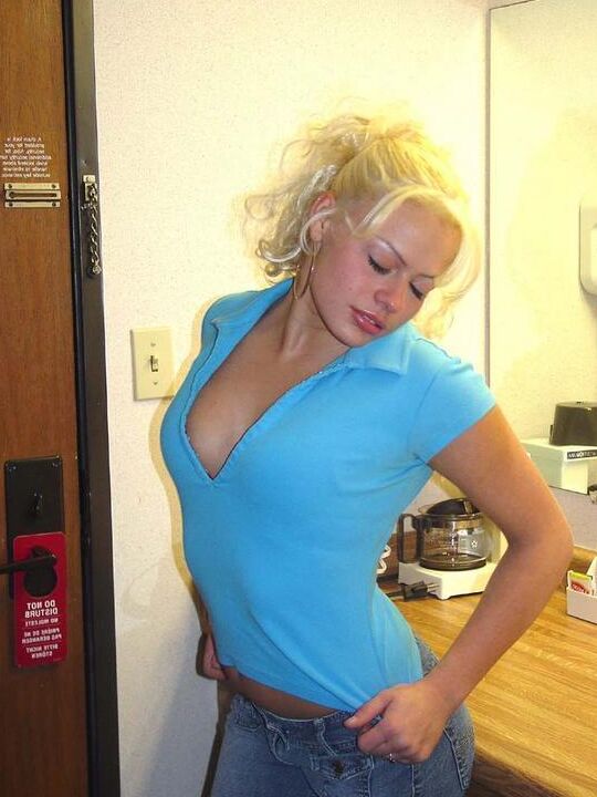 20P La rubia amateur Shay se desnuda en la encimera del baño de una habitación de hotel