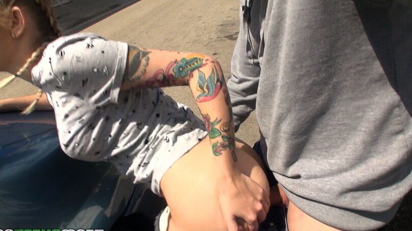 16P Adolescente europea tatuada Arteya montando una polla al aire libre en un parque industrial